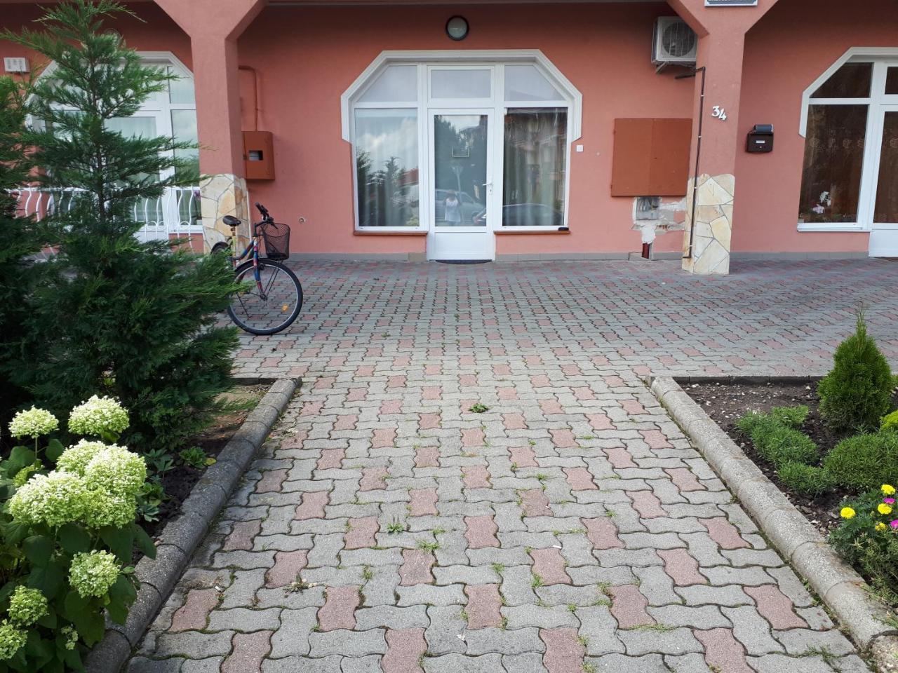 Kertvarosi Apartman Tiszaújváros エクステリア 写真