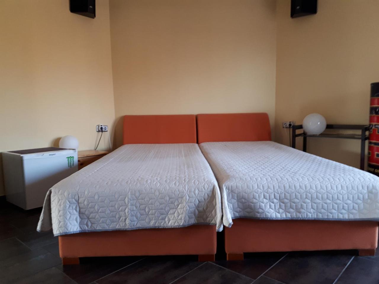 Kertvarosi Apartman Tiszaújváros エクステリア 写真