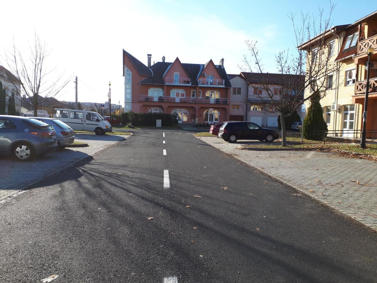 Kertvarosi Apartman Tiszaújváros エクステリア 写真