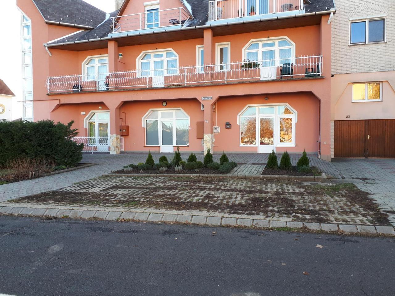 Kertvarosi Apartman Tiszaújváros エクステリア 写真
