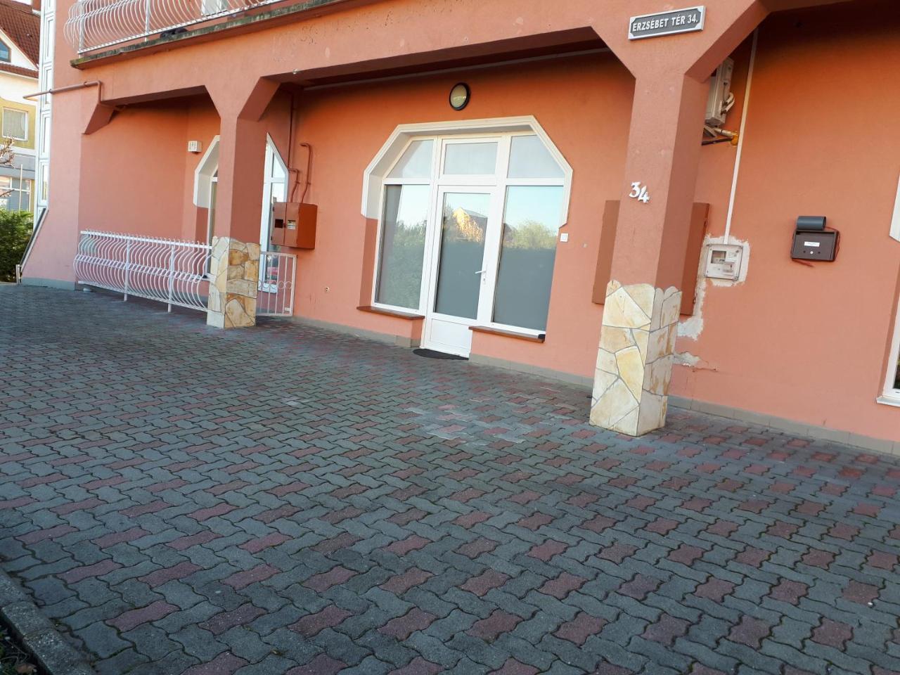 Kertvarosi Apartman Tiszaújváros エクステリア 写真