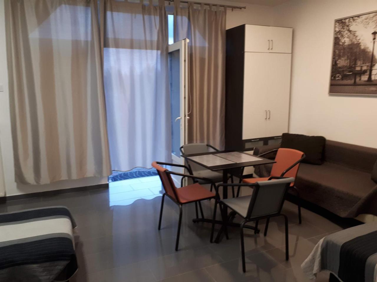Kertvarosi Apartman Tiszaújváros エクステリア 写真