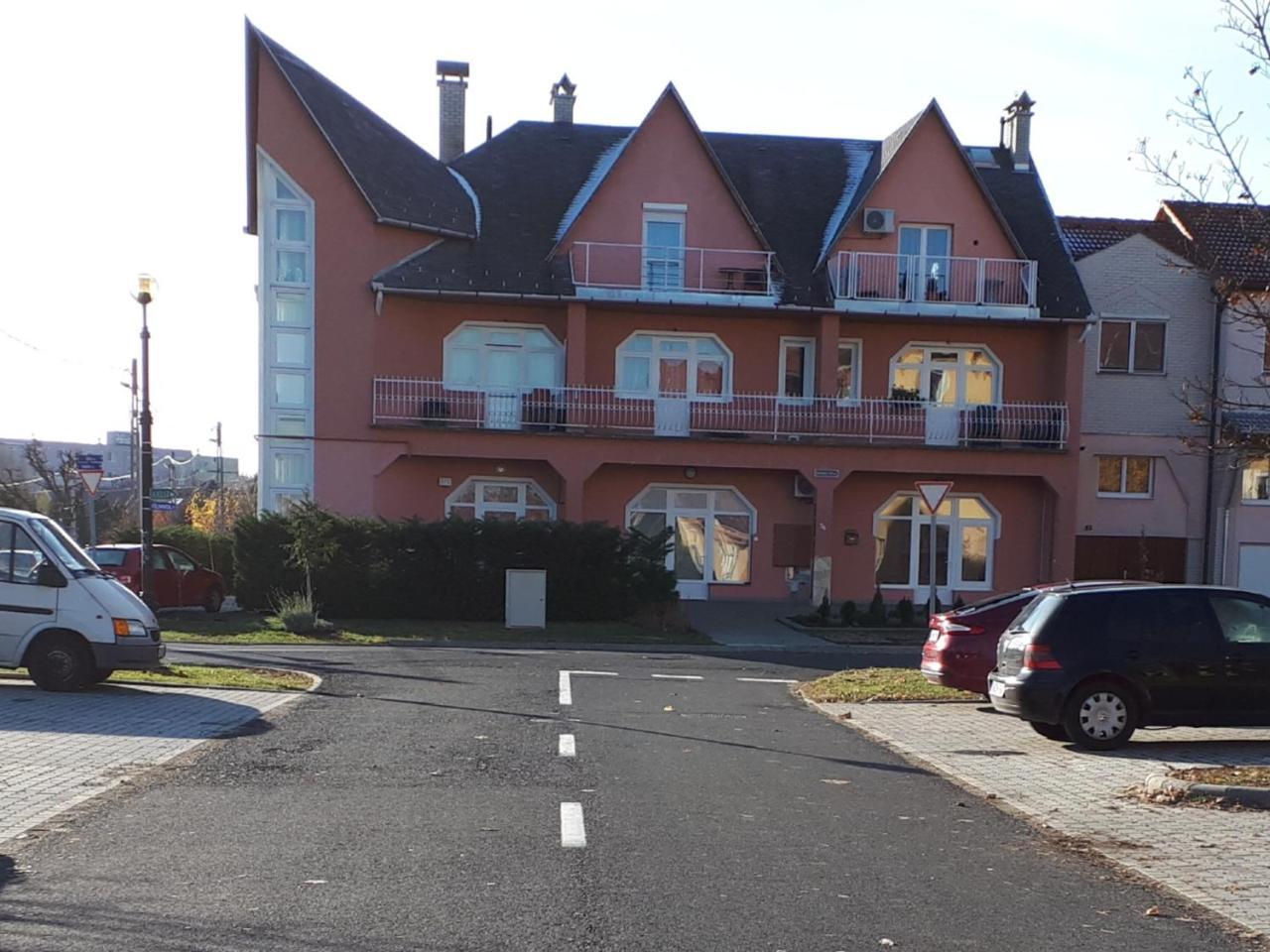 Kertvarosi Apartman Tiszaújváros エクステリア 写真